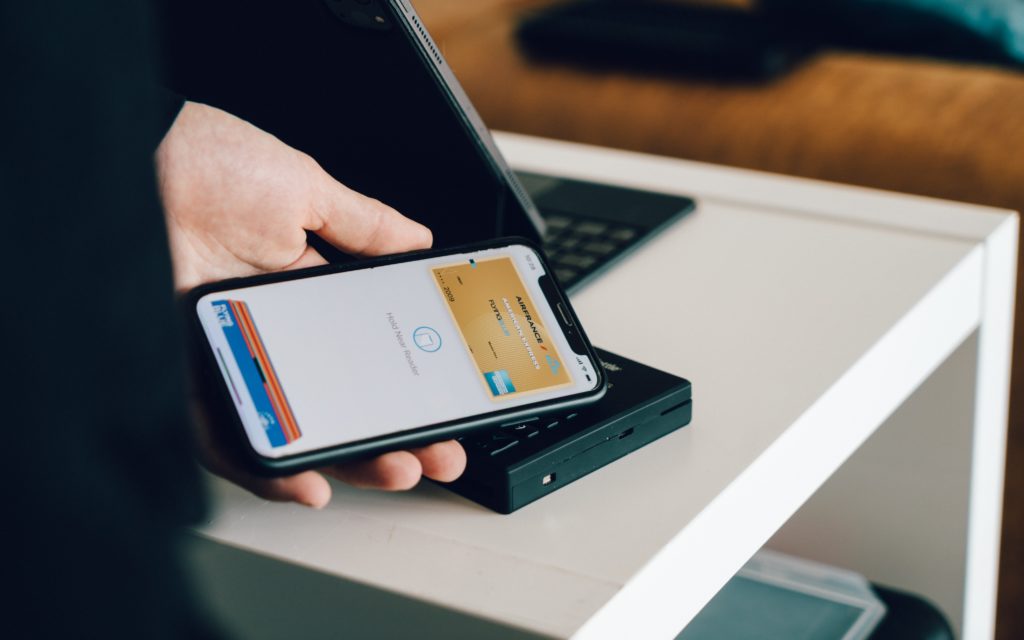 Imagen de un iPhone con el sistema de pago de Apple Pay