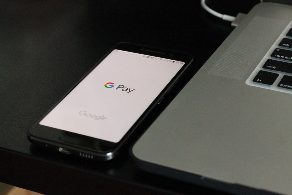 Imagen de un smartphone con el sistema de pago de Google Pay