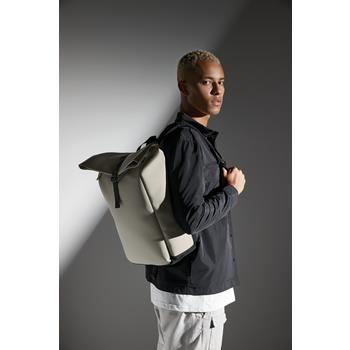Mochila de poliuretano mate con solapa enrollable<br/>