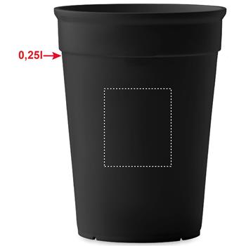 detrás